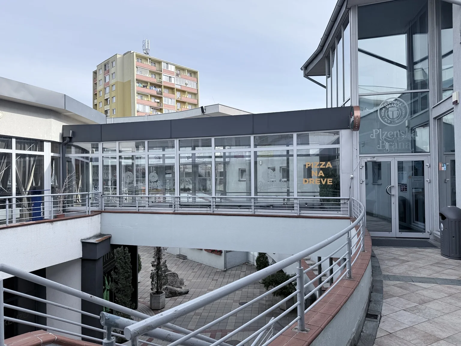 Vonkajší pohľad na vstup do Plzenskej brány v OD Slimák