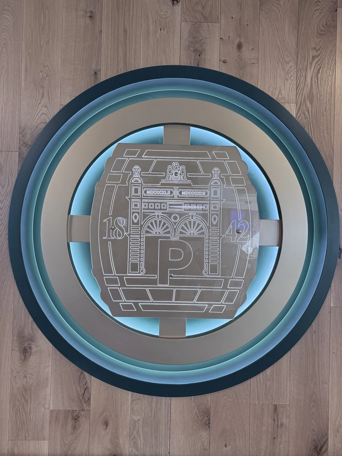 Podsvietený znak Pilsner Urquell v interiéri
